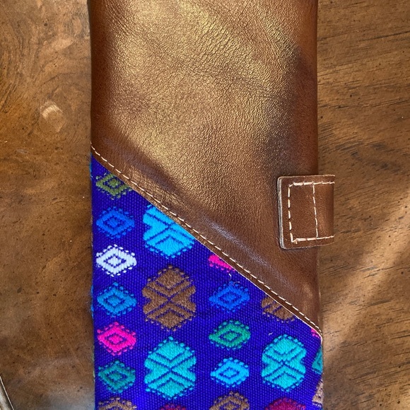 Colorful Embroidered Wallet - Picture 4 of 8